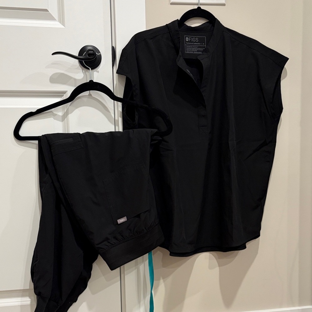Figs Black Scrub Set